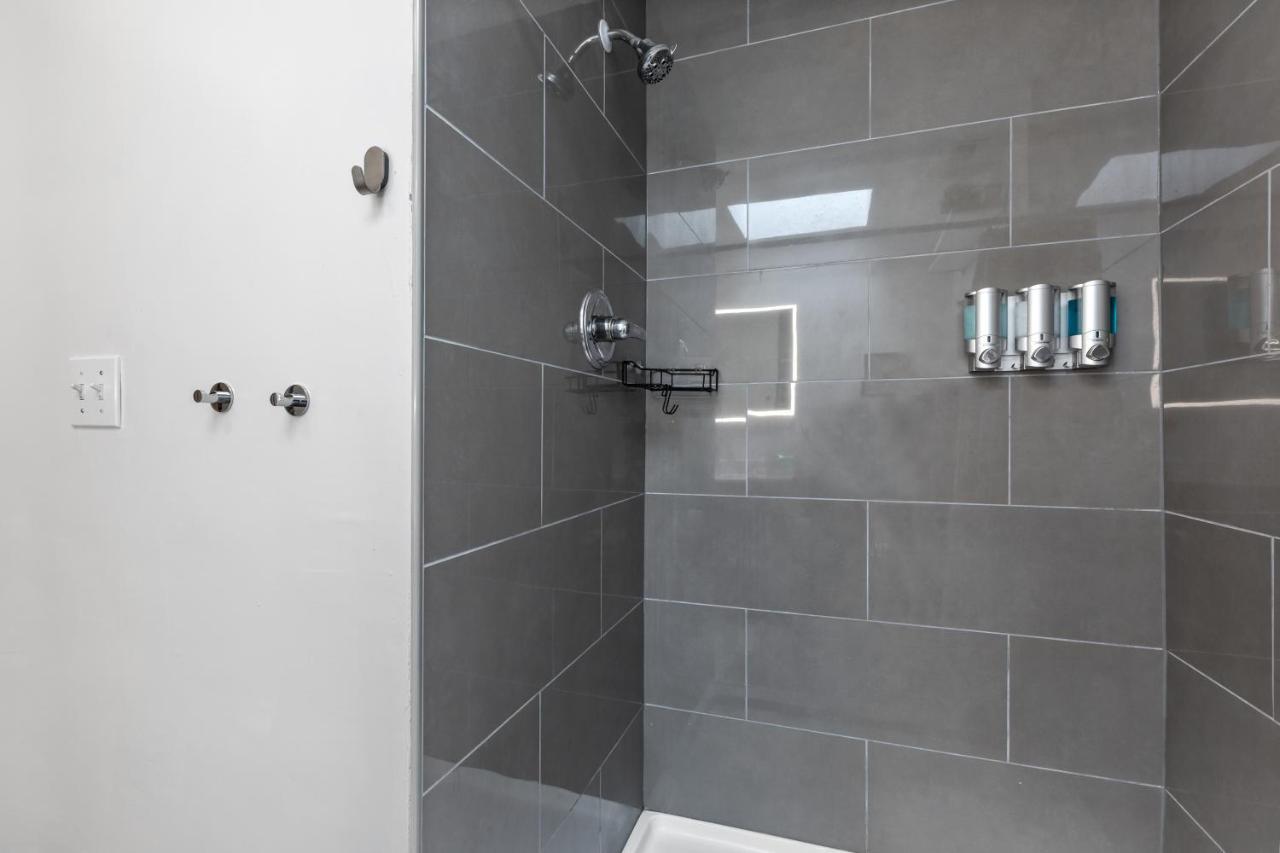 Pristine Townhouse With Rooftop Deck Near Canton! Baltimore Exteriör bild
